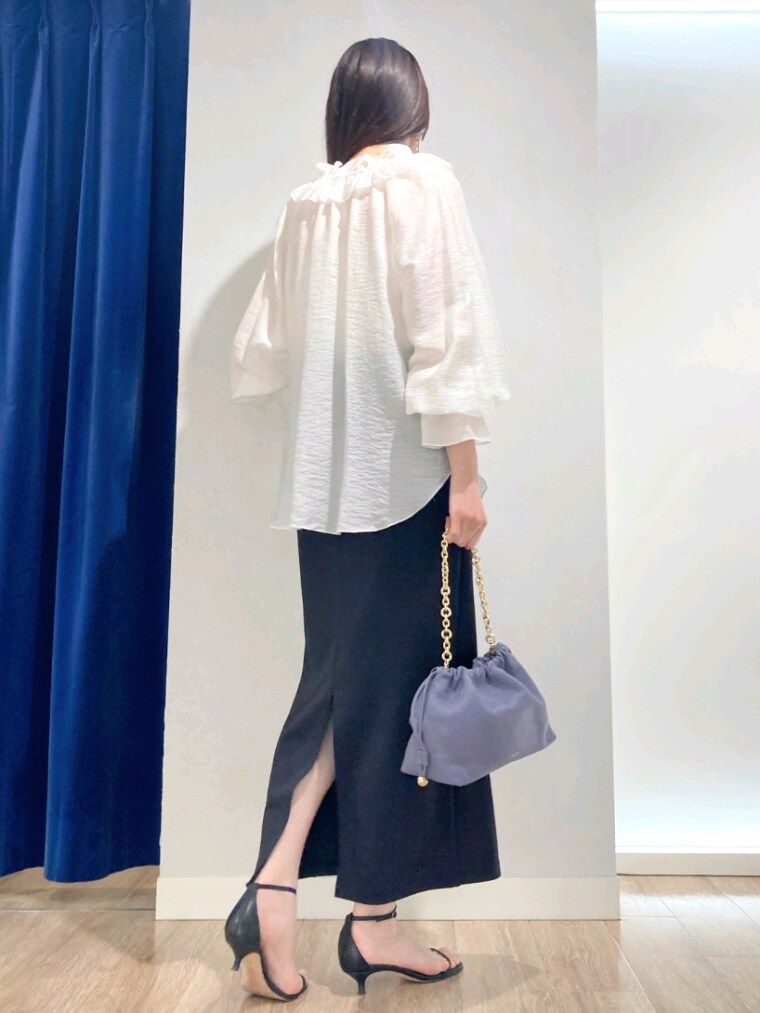 ホワイト系のタンクトップ、ホワイト系のシャツ/ブラウス、ブラック系のスカートを着用したレディースの夏コーディネートの5枚目の写真