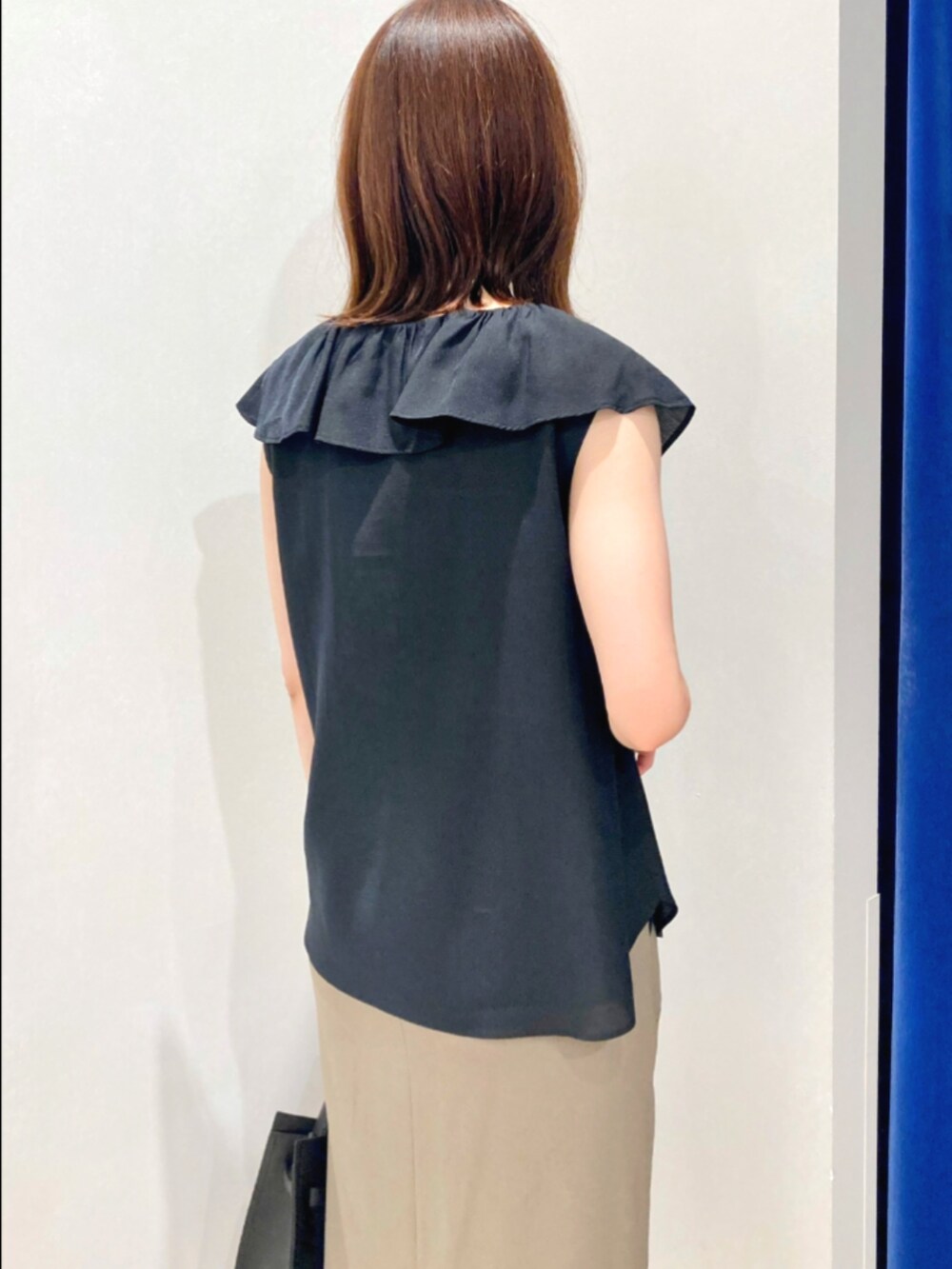 ブラック系のシャツ/ブラウス、ホワイト系のスカート、ブラック系のショルダーバッグを着用したレディースの夏コーディネートの10枚目の写真