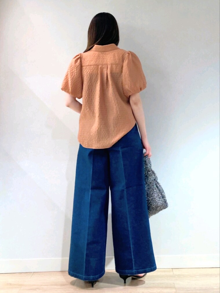 イエロー系のシャツ/ブラウス、ブラック系のタンクトップ、ブルー系のデニムパンツを着用したレディースの夏コーディネートの9枚目の写真