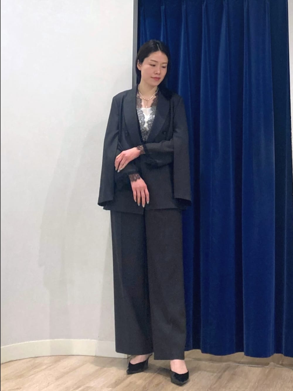 ブルー系のシャツ/ブラウス、グレー系のテーラードジャケット、ホワイト系のシャツ/ブラウスを着用したレディースの春コーディネートの10枚目の写真