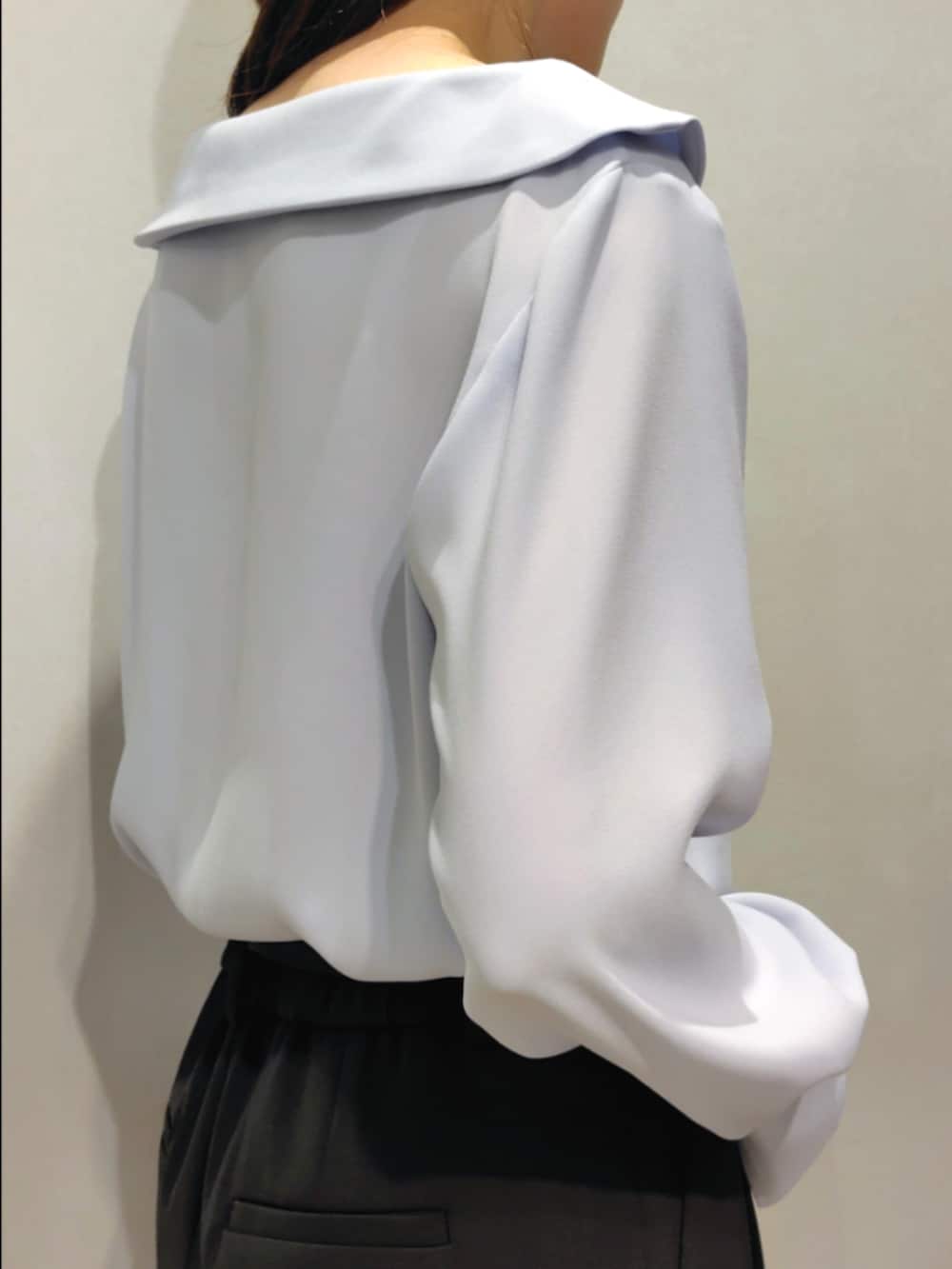 ブルー系のシャツ/ブラウス、グリーン系のその他パンツ、ブラック系のベルトを着用したレディースの秋コーディネートの9枚目の写真