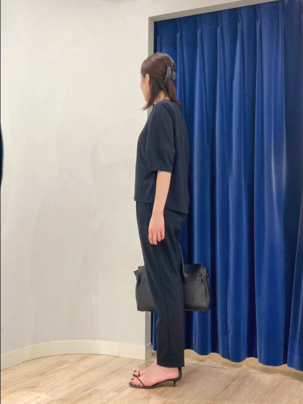 ブルー系のシャツ/ブラウス、ベージュ系のトートバッグ、ブルー系のパンツを着用したレディースの秋コーディネートの3枚目の写真