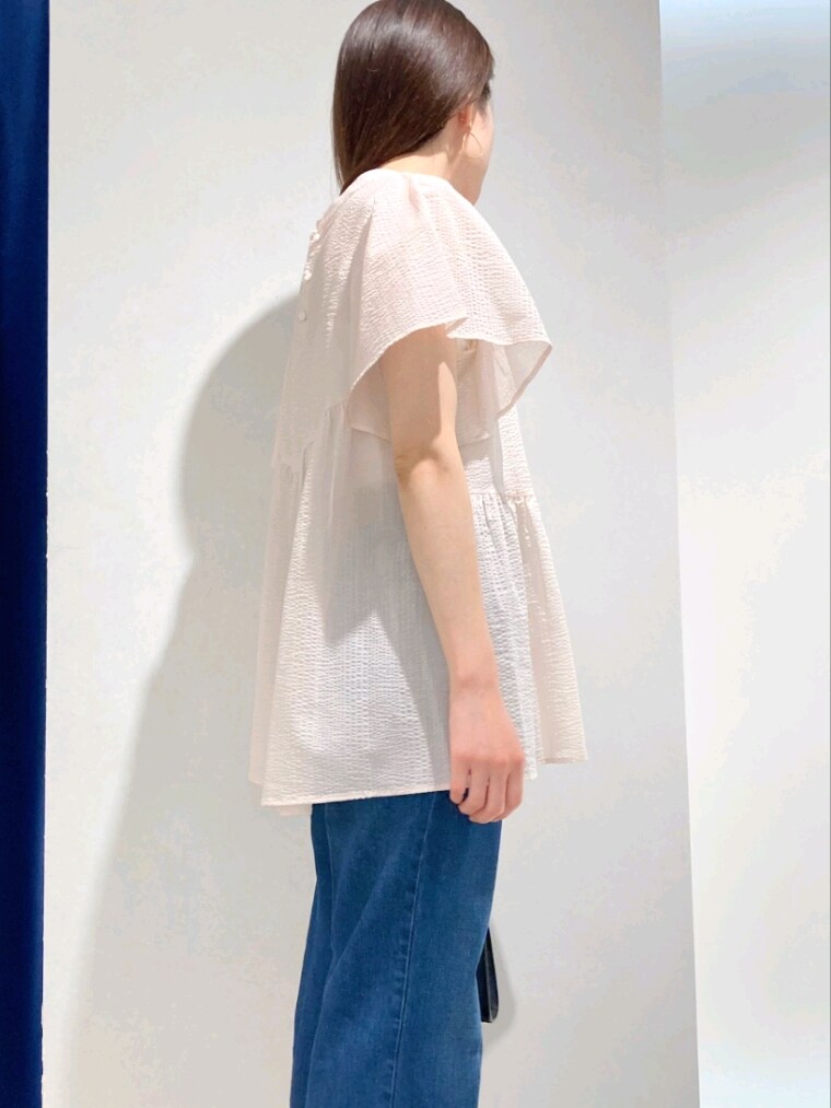 ピンク系のシャツ/ブラウス、ブルー系のデニムパンツ、ブラック系のショルダーバッグを着用したレディースの夏コーディネートの8枚目の写真