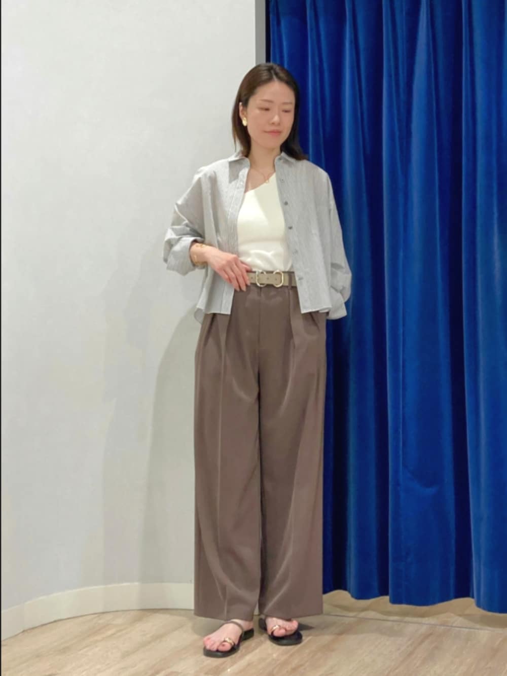 ブラウン系のその他パンツ、ゴールド系のサンダル、ベージュ系のシャツ/ブラウスを着用したレディースの夏コーディネートの9枚目の写真