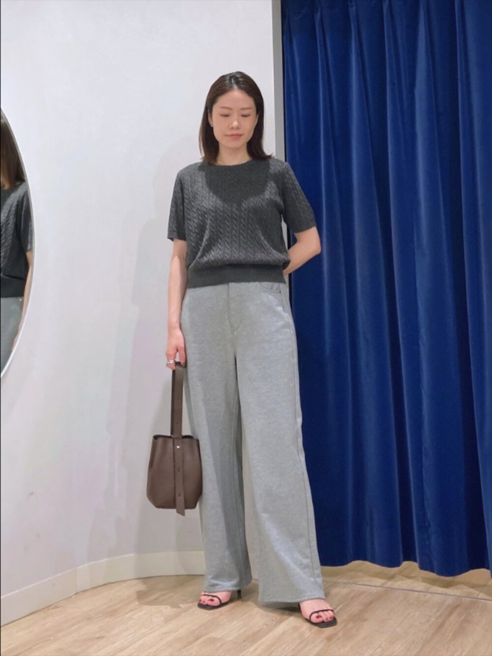 グレー系のニット/セーター、グレー系のカーディガン/ボレロ、グレー系のパンツを着用したレディースの秋コーディネートの9枚目の写真