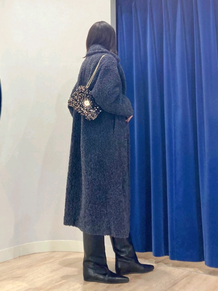 グレー系のその他アウター、ブラック系のブーツ、ピンク系のワンピースを着用したレディースの冬コーディネートの2枚目の写真