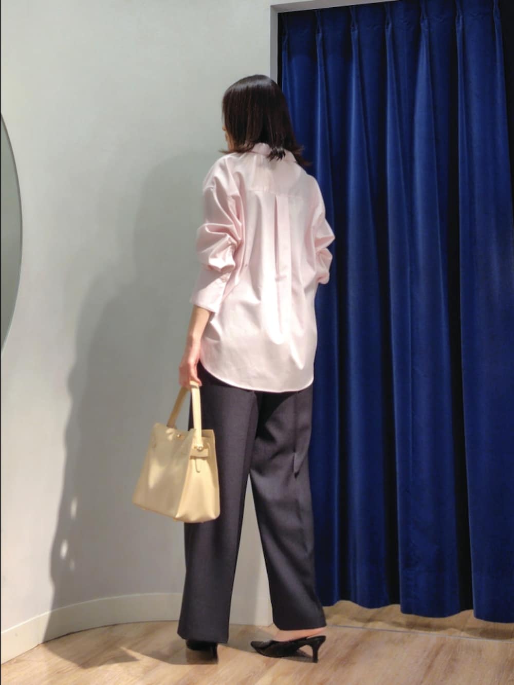 ブルー系のシャツ/ブラウス、グレー系のテーラードジャケット、ホワイト系のシャツ/ブラウスを着用したレディースの春コーディネートの4枚目の写真