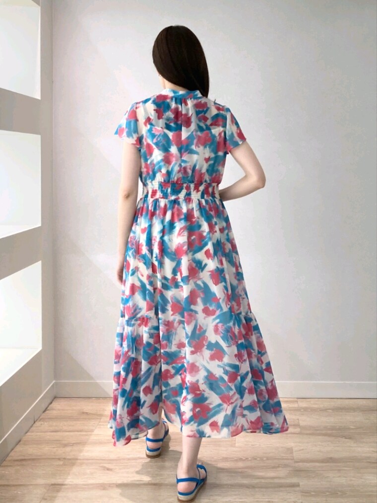 ブルー系のサンダル、グリーン系のワンピースを着用したレディースの夏コーディネートの7枚目の写真