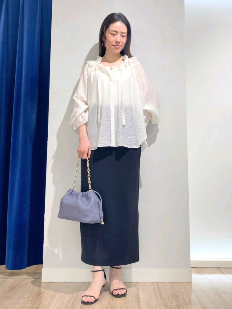 ホワイト系のタンクトップ、ホワイト系のシャツ/ブラウス、ブラック系のスカートを着用したレディースの夏コーディネートの2枚目の写真