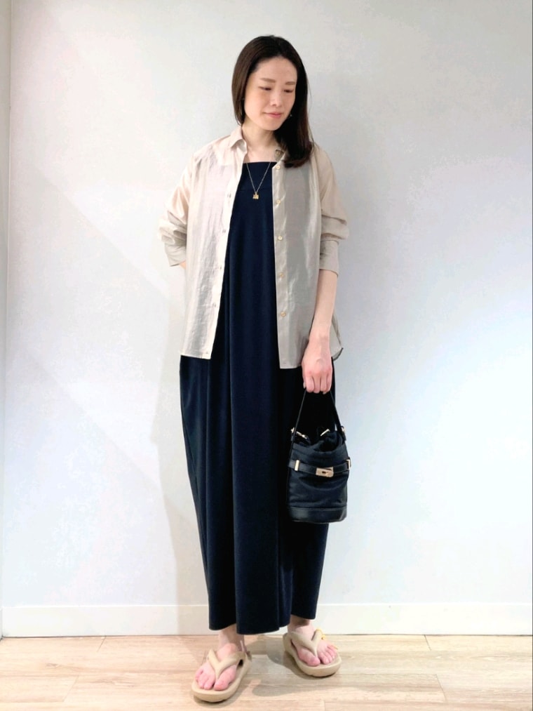 ベージュ系のサンダル、ブラック系のショルダーバッグ、ブラック系のワンピースを着用したレディースの夏コーディネートの2枚目の写真