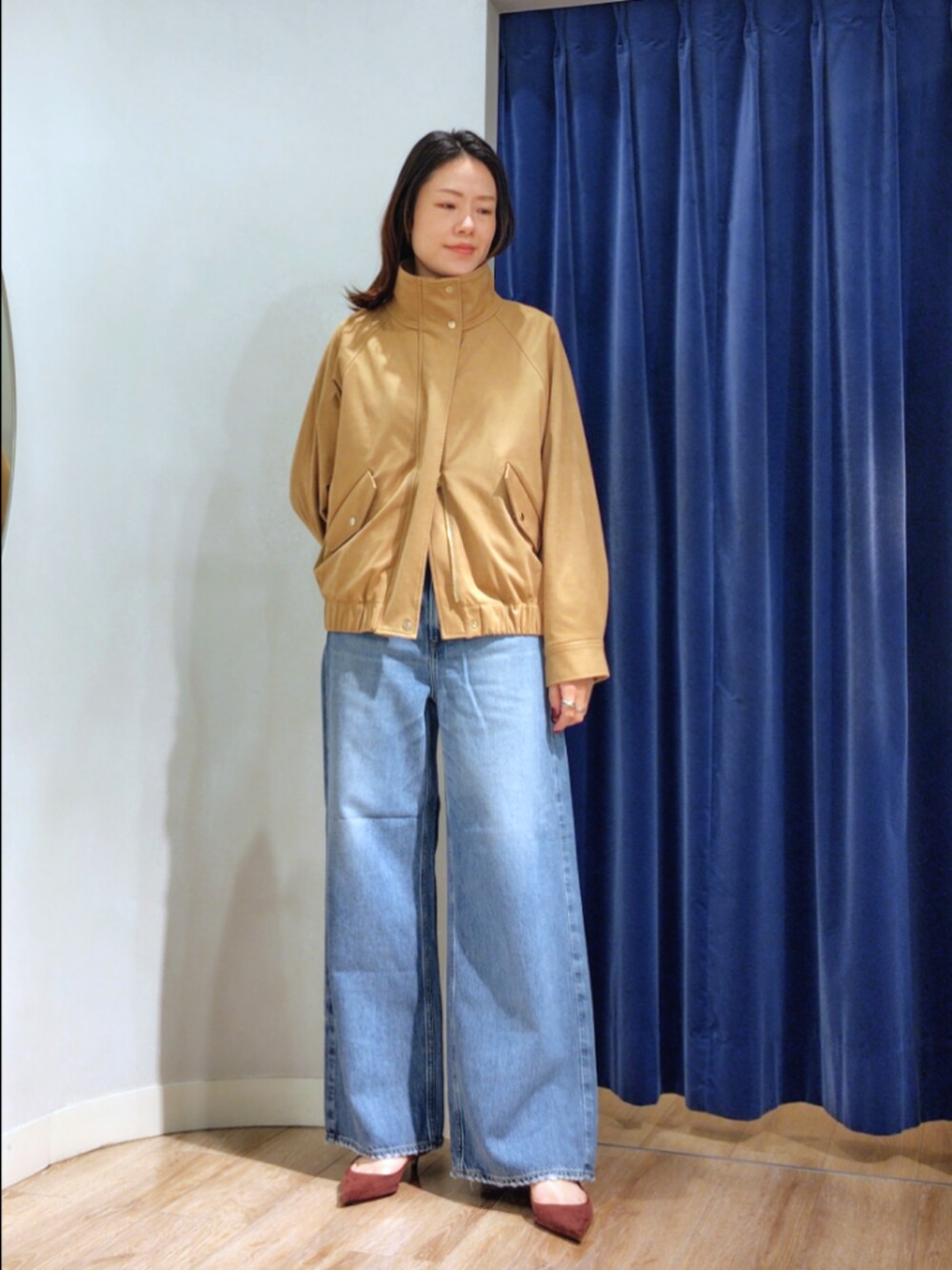 ブルー系のシャツ/ブラウス、イエロー系のブルゾン、ブルー系のデニムパンツを着用したレディースの秋コーディネートの9枚目の写真
