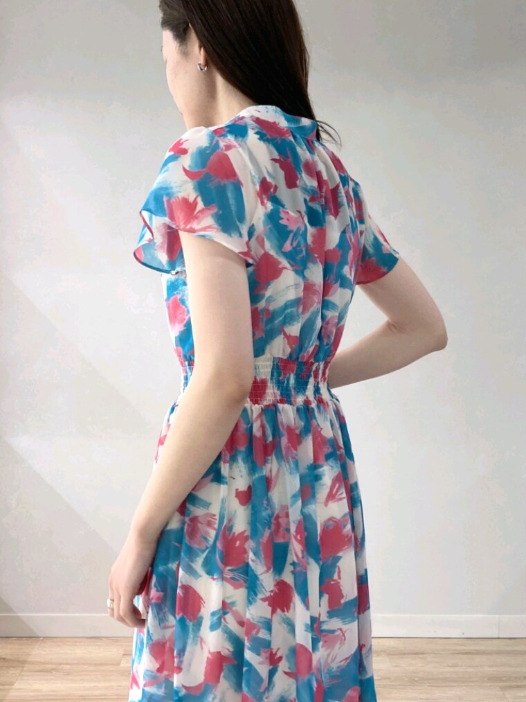 ブルー系のサンダル、グリーン系のワンピースを着用したレディースの夏コーディネートの9枚目の写真