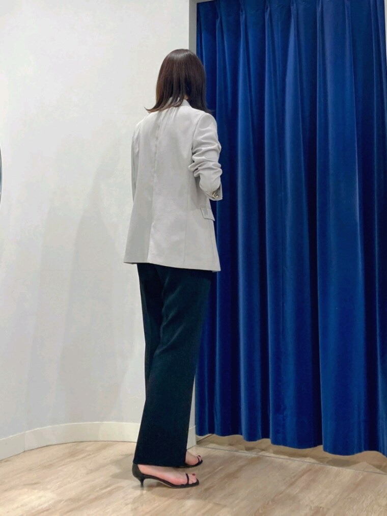 ブラック系のその他パンツ、グレー系のテーラードジャケット、ピンク系のニット/セーターを着用したレディースの春コーディネートの4枚目の写真