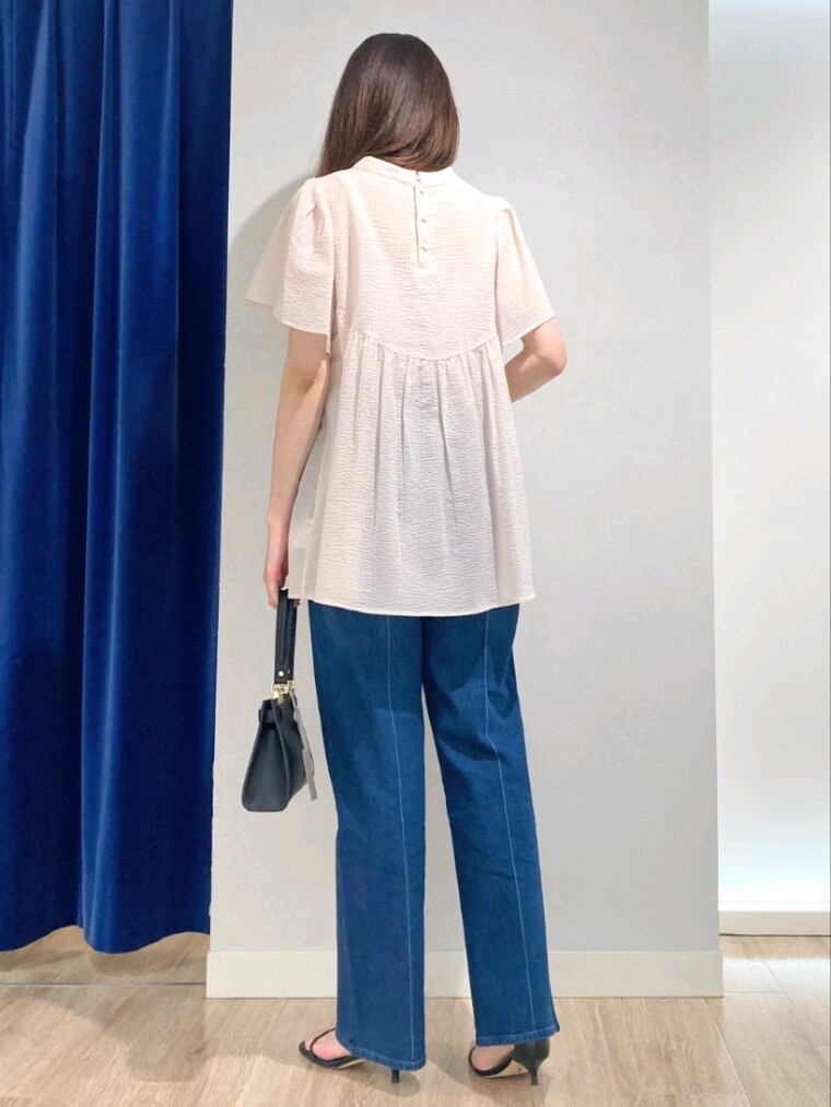 ピンク系のシャツ/ブラウス、ブルー系のデニムパンツ、ブラック系のショルダーバッグを着用したレディースの夏コーディネートの6枚目の写真