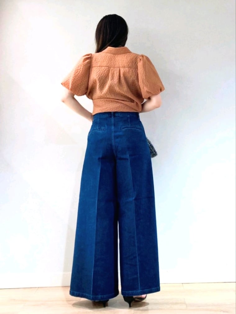 イエロー系のシャツ/ブラウス、ブラック系のタンクトップ、ブルー系のデニムパンツを着用したレディースの夏コーディネートの8枚目の写真