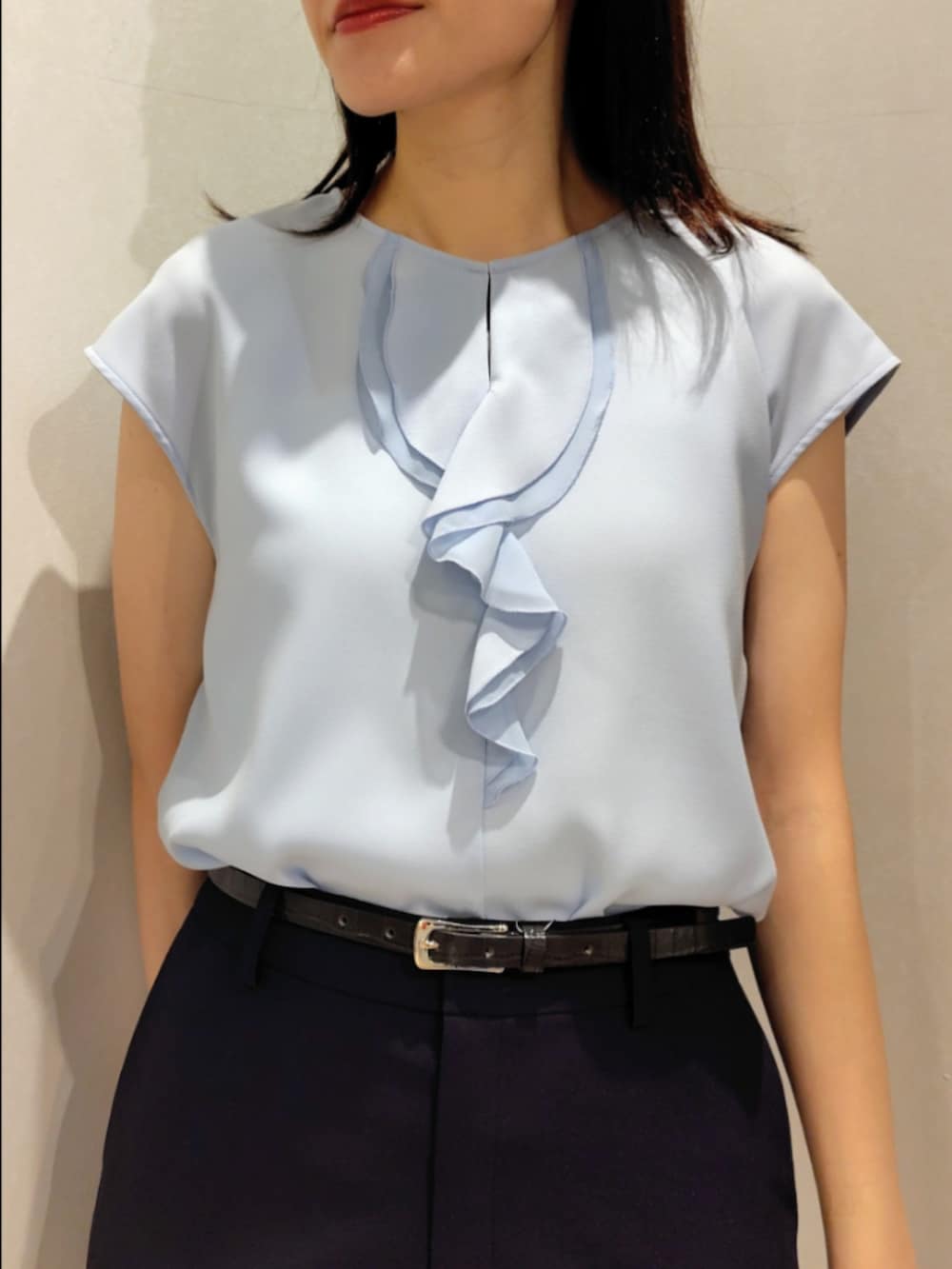 ブルー系のノーカラージャケット、ブルー系のシャツ/ブラウス、ブルー系のその他パンツを着用したレディースの夏コーディネートの8枚目の写真