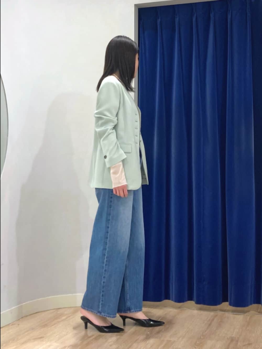 グリーン系のノーカラージャケット、ホワイト系のTシャツ/カットソー、ブルー系のデニムパンツを着用したレディースの冬コーディネートの3枚目の写真