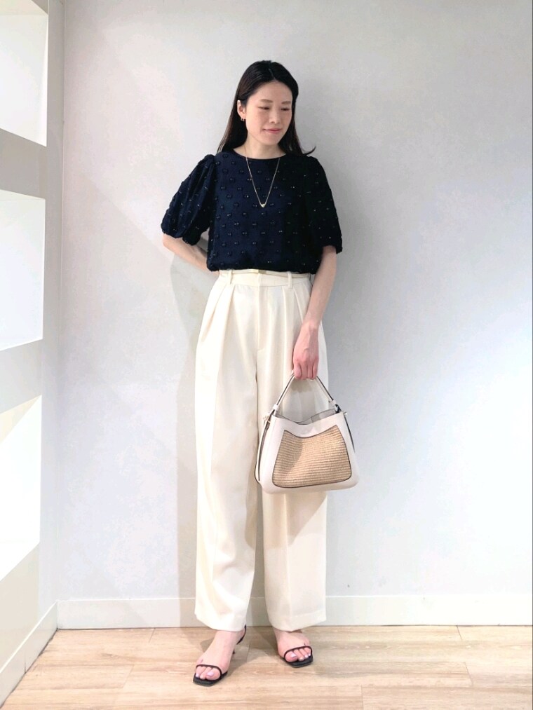 ホワイト系のその他パンツ、ベージュ系のバッグ、ブラック系のシャツ/ブラウスを着用したレディースの春コーディネートの2枚目の写真