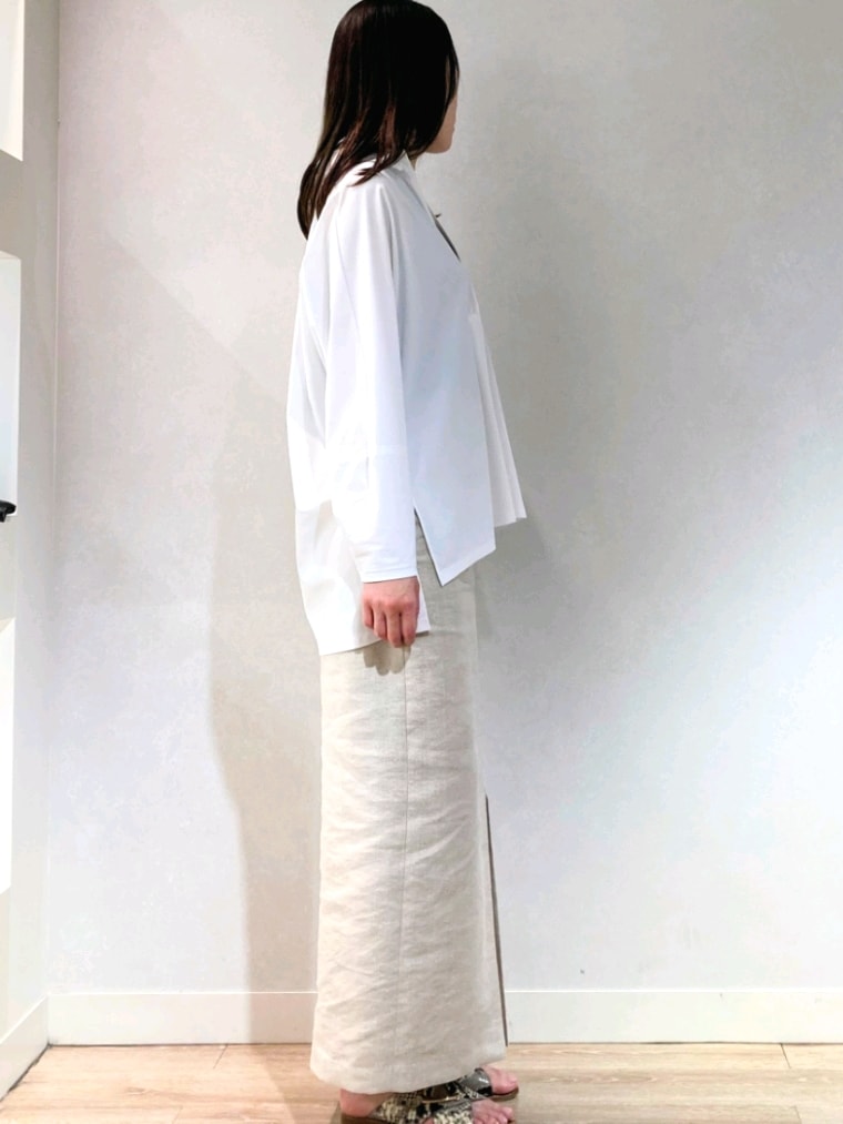 ホワイト系のシャツ/ブラウス、ブラック系のタンクトップ、ブラック系のショルダーバッグを着用したレディースの夏コーディネートの3枚目の写真