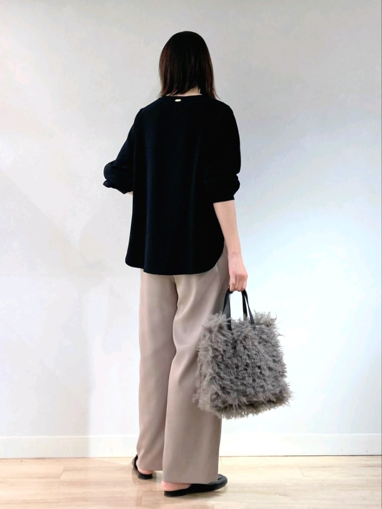 ブラック系のシャツ/ブラウス、ベージュ系のその他パンツ、グレー系のショルダーバッグを着用したレディースの秋コーディネートの5枚目の写真