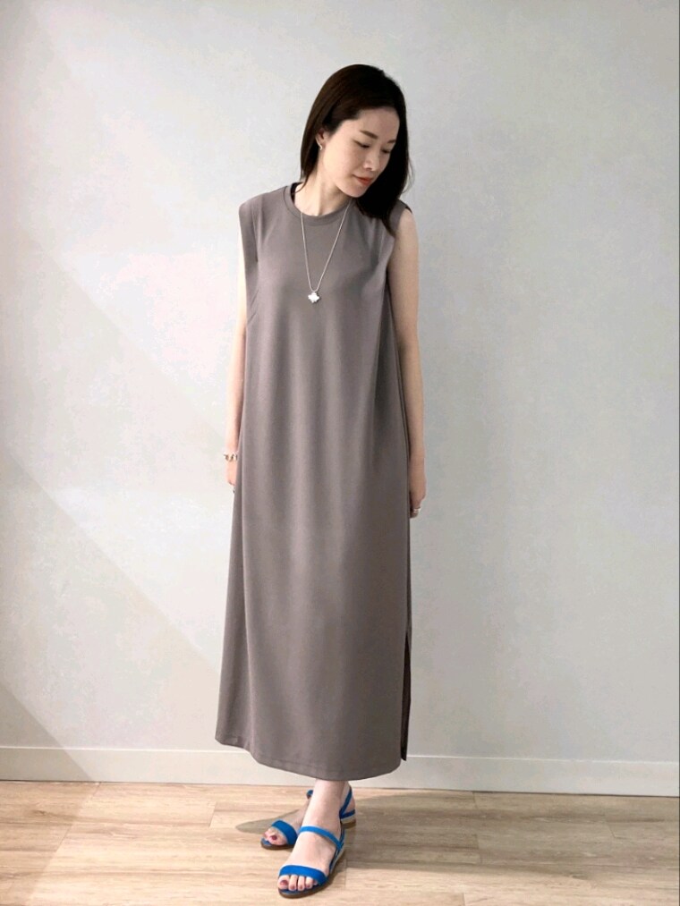 グリーン系のワンピース、ブラック系のトートバッグ、ブルー系のサンダルを着用したレディースの夏コーディネートの2枚目の写真