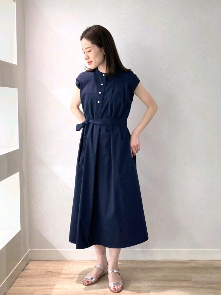 ブルー系のワンピース、シルバー系のサンダル、ベージュ系のショルダーバッグを着用したレディースの夏コーディネートの2枚目の写真