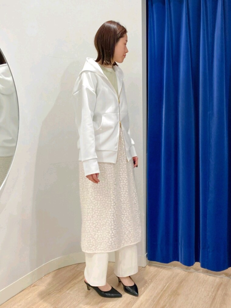 グリーン系のTシャツ/カットソー、ホワイト系のパーカー、ホワイト系のスカートを着用したレディースの春コーディネートの4枚目の写真