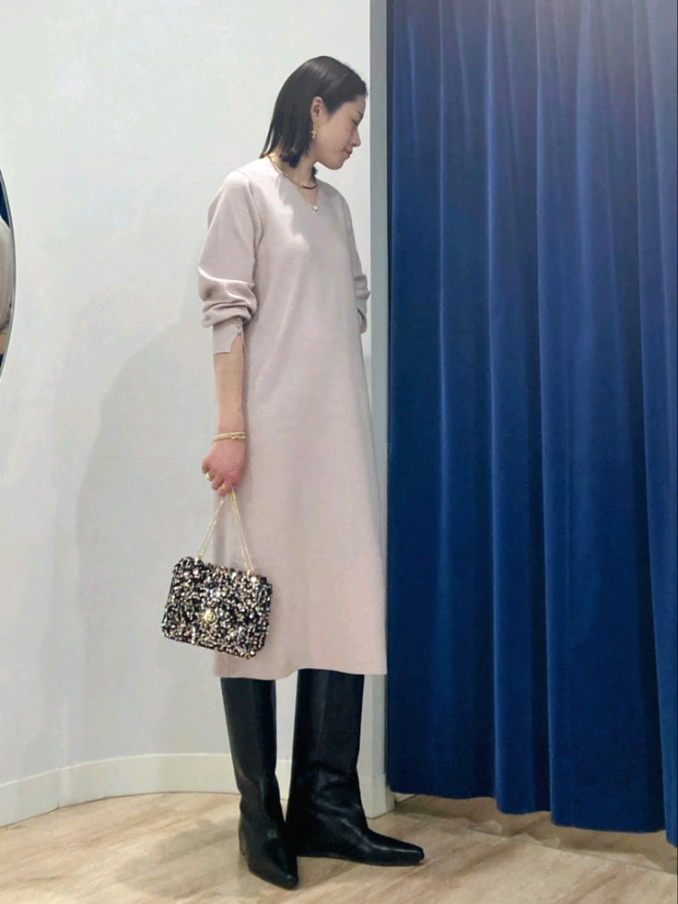 グレー系のその他アウター、ブラック系のブーツ、ピンク系のワンピースを着用したレディースの冬コーディネートの4枚目の写真