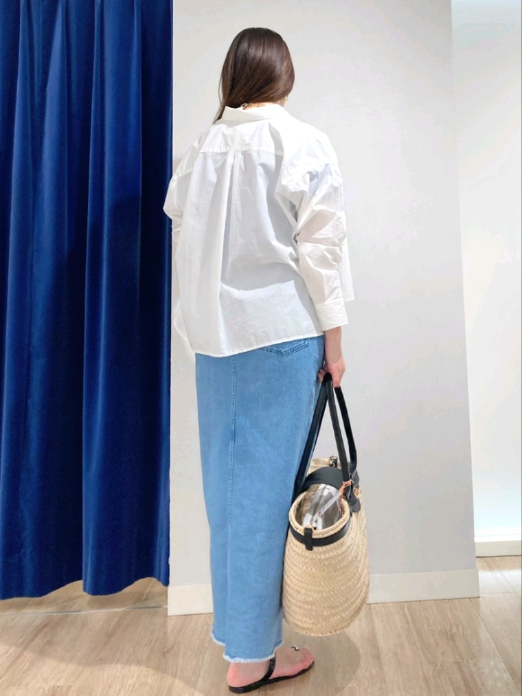 ブルー系のTシャツ/カットソー、ホワイト系のシャツ/ブラウス、ブルー系のデニムスカートを着用したレディースの夏コーディネートの4枚目の写真