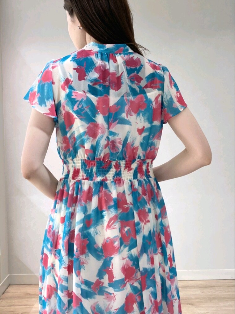 ブルー系のサンダル、グリーン系のワンピースを着用したレディースの夏コーディネートの8枚目の写真