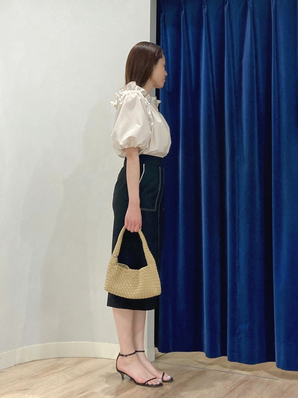 ブラック系のスカート、ベージュ系のシャツ/ブラウス、ベージュ系のショルダーバッグを着用したレディースの夏コーディネートの4枚目の写真