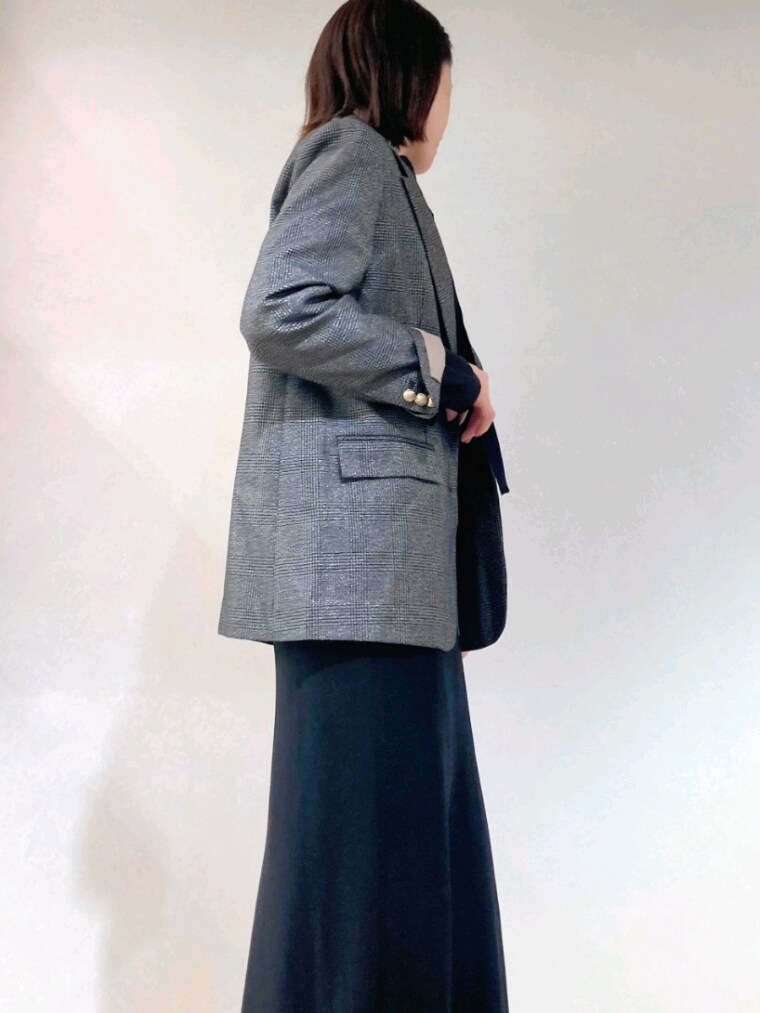 ブラック系のテーラードジャケット、ブラック系のシャツ/ブラウス、ブラック系のタンクトップを着用したレディースの秋コーディネートの7枚目の写真