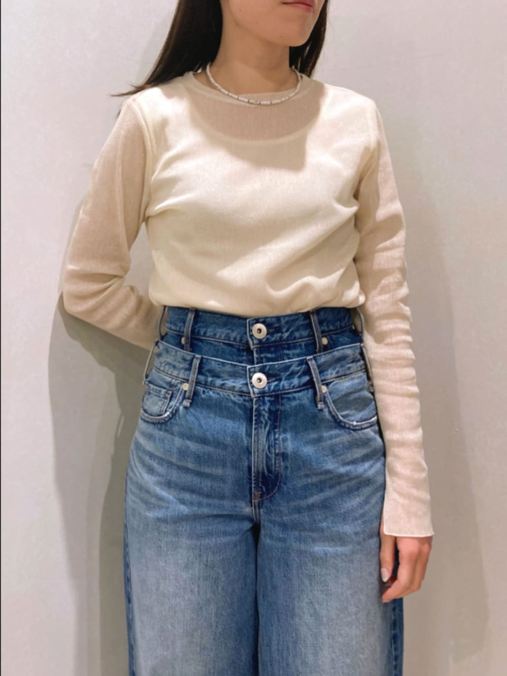 グリーン系のノーカラージャケット、ホワイト系のTシャツ/カットソー、ブルー系のデニムパンツを着用したレディースの冬コーディネートの10枚目の写真