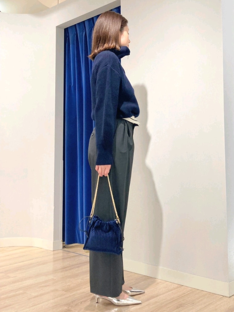 グレー系のその他パンツ、ブルー系のニット/セーター、ホワイト系のTシャツ/カットソーを着用したレディースの秋コーディネートの8枚目の写真