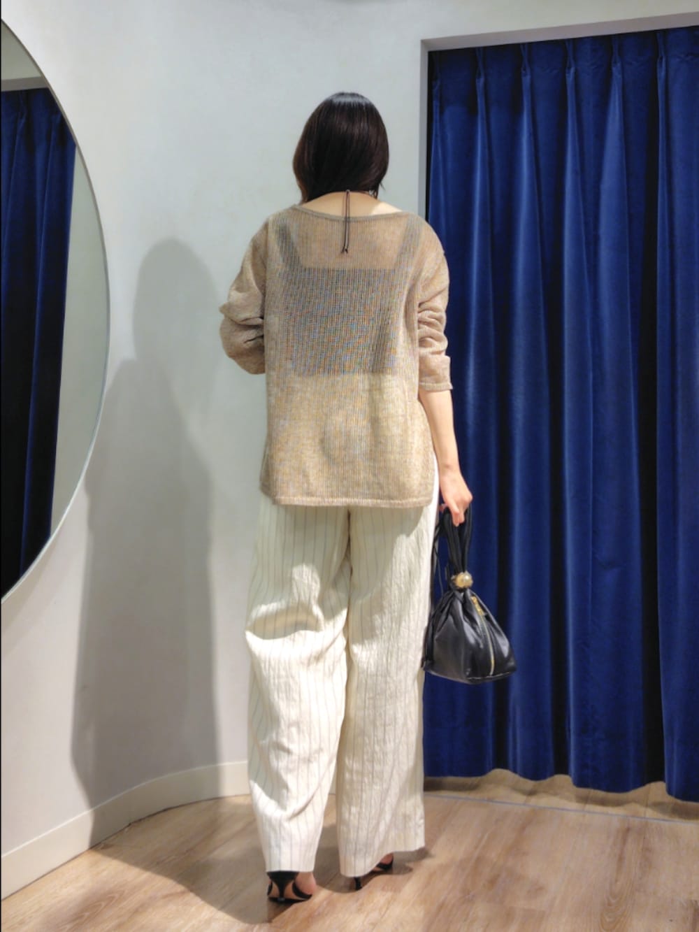 ブラック系のショルダーバッグ、ホワイト系のその他パンツ、ブラウン系のニット/セーターを着用したレディースの夏コーディネートの6枚目の写真