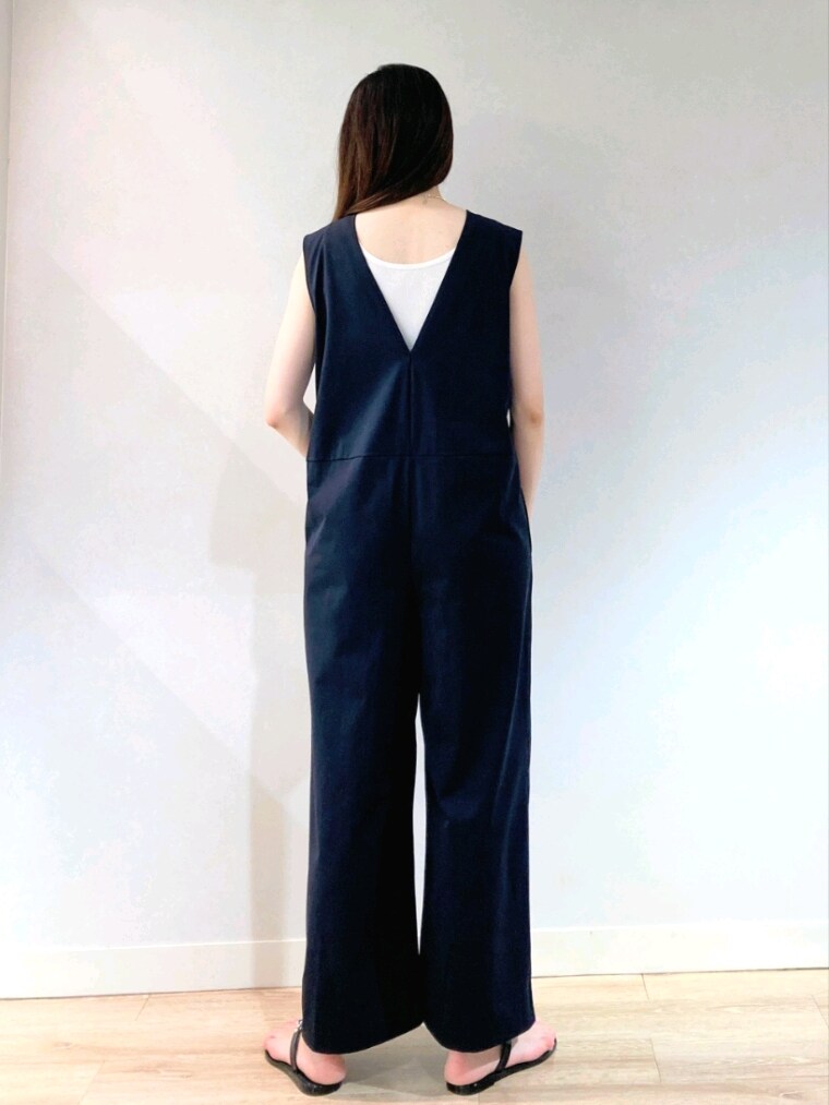 ブラック系のつなぎ/オールインワン、ブラック系のバッグ、ブラック系のサンダルを着用したレディースの夏コーディネートの9枚目の写真