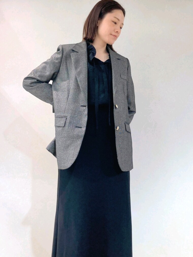 ブラック系のテーラードジャケット、ブラック系のシャツ/ブラウス、ブラック系のタンクトップを着用したレディースの秋コーディネートの6枚目の写真