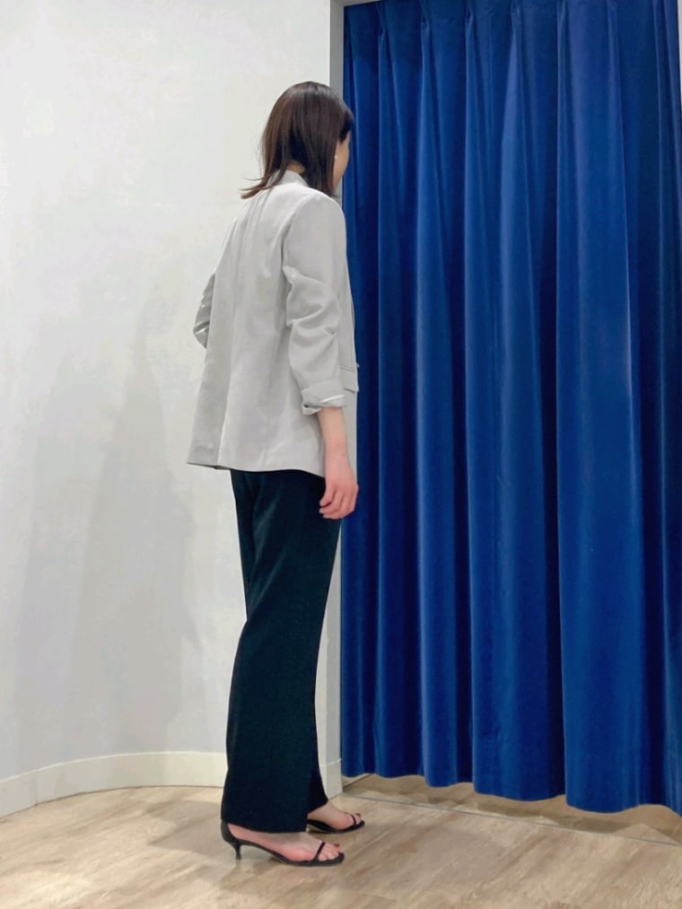 ブラック系のその他パンツ、グレー系のテーラードジャケット、ピンク系のニット/セーターを着用したレディースの春コーディネートの3枚目の写真