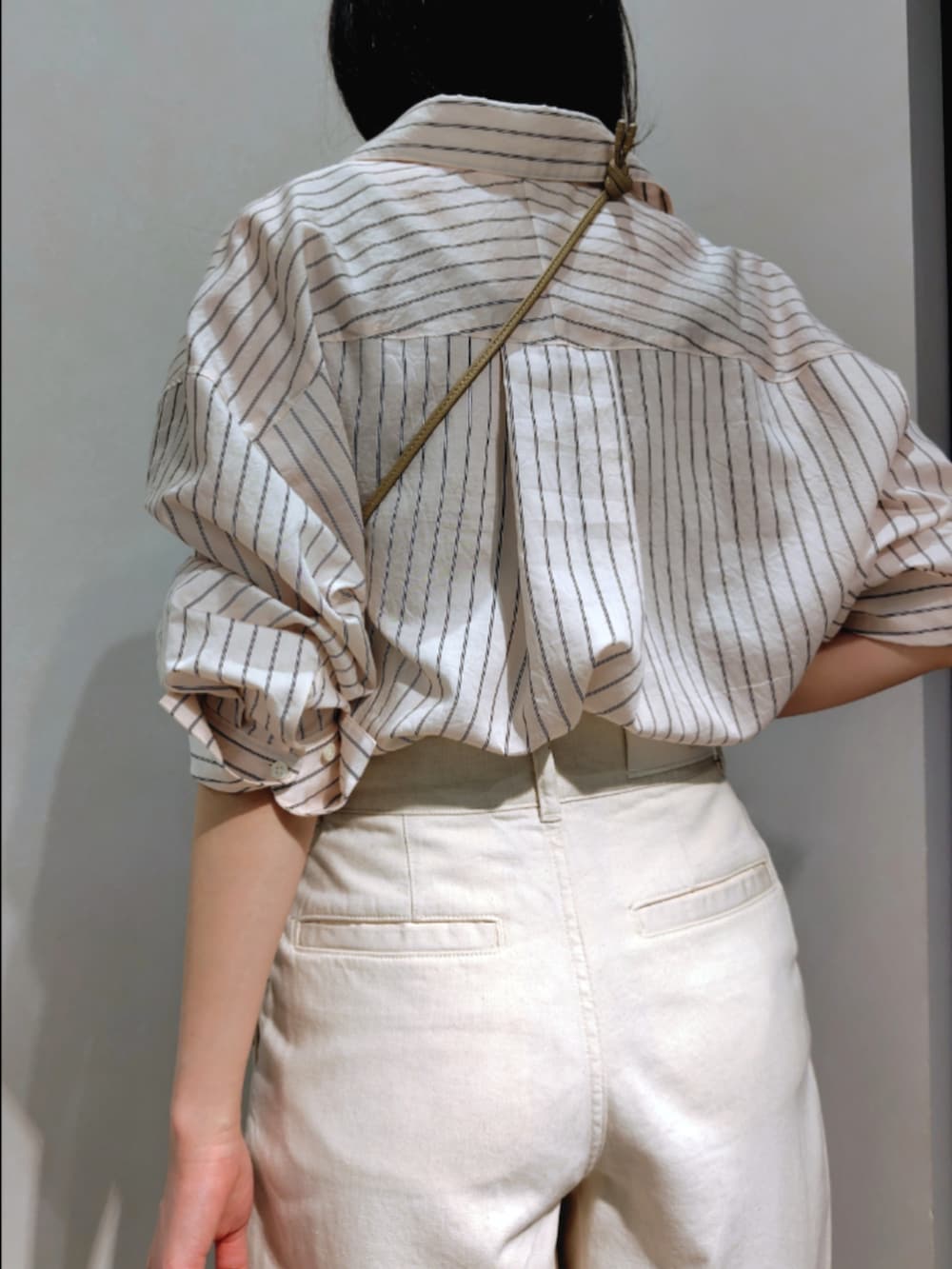 ブルー系のシャツ/ブラウス、ホワイト系のその他パンツ、ブラウン系のショルダーバッグを着用したレディースの春コーディネートの8枚目の写真