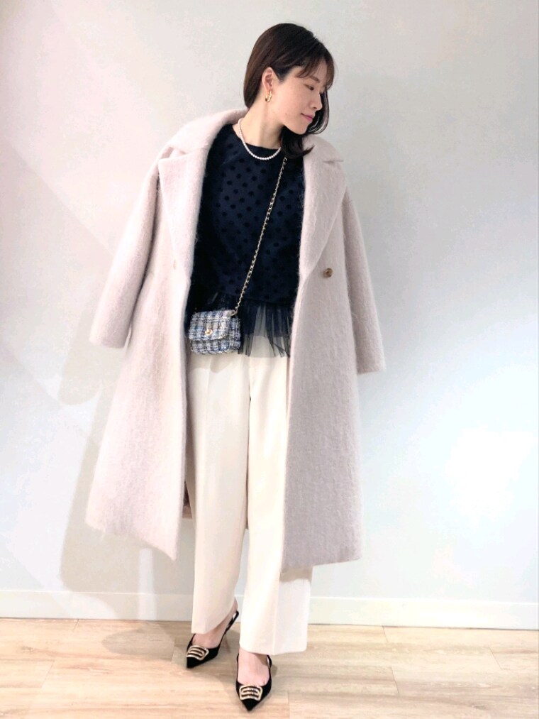 ベージュ系のその他アウター、ブラック系のシャツ/ブラウス、ブラック系のショルダーバッグを着用したレディースの冬コーディネートの7枚目の写真