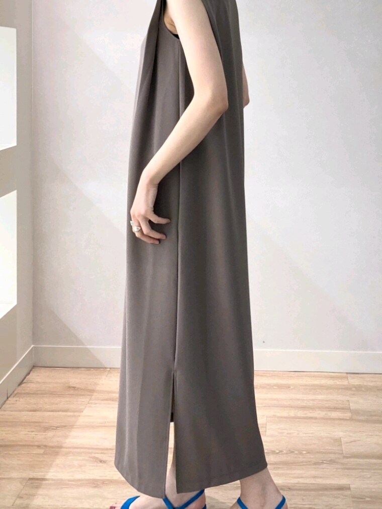 グリーン系のワンピース、ブラック系のトートバッグ、ブルー系のサンダルを着用したレディースの夏コーディネートの8枚目の写真