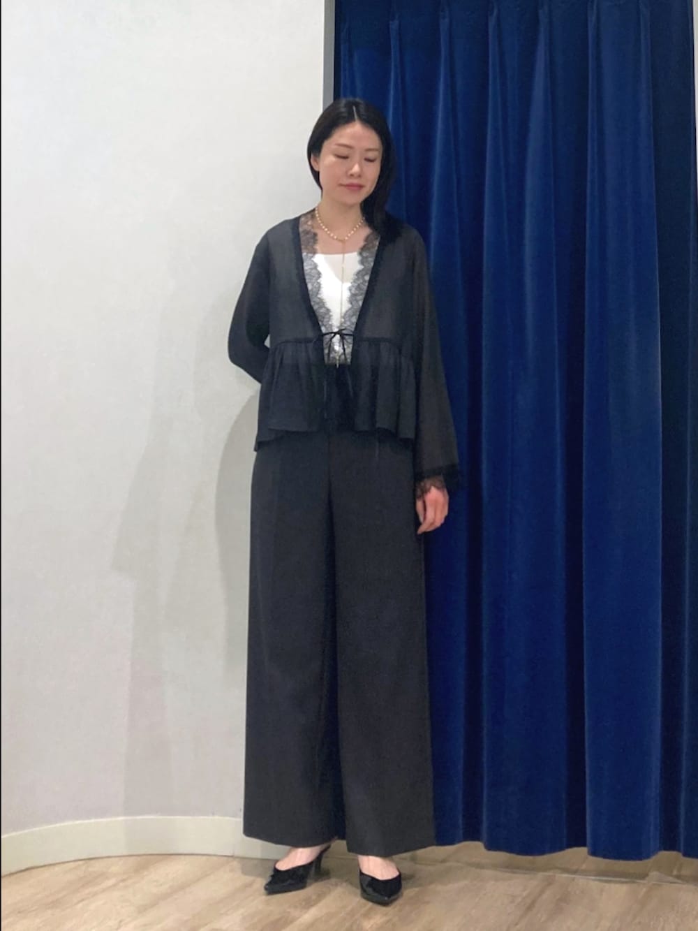 ブルー系のシャツ/ブラウス、グレー系のテーラードジャケット、ホワイト系のシャツ/ブラウスを着用したレディースの春コーディネートの9枚目の写真