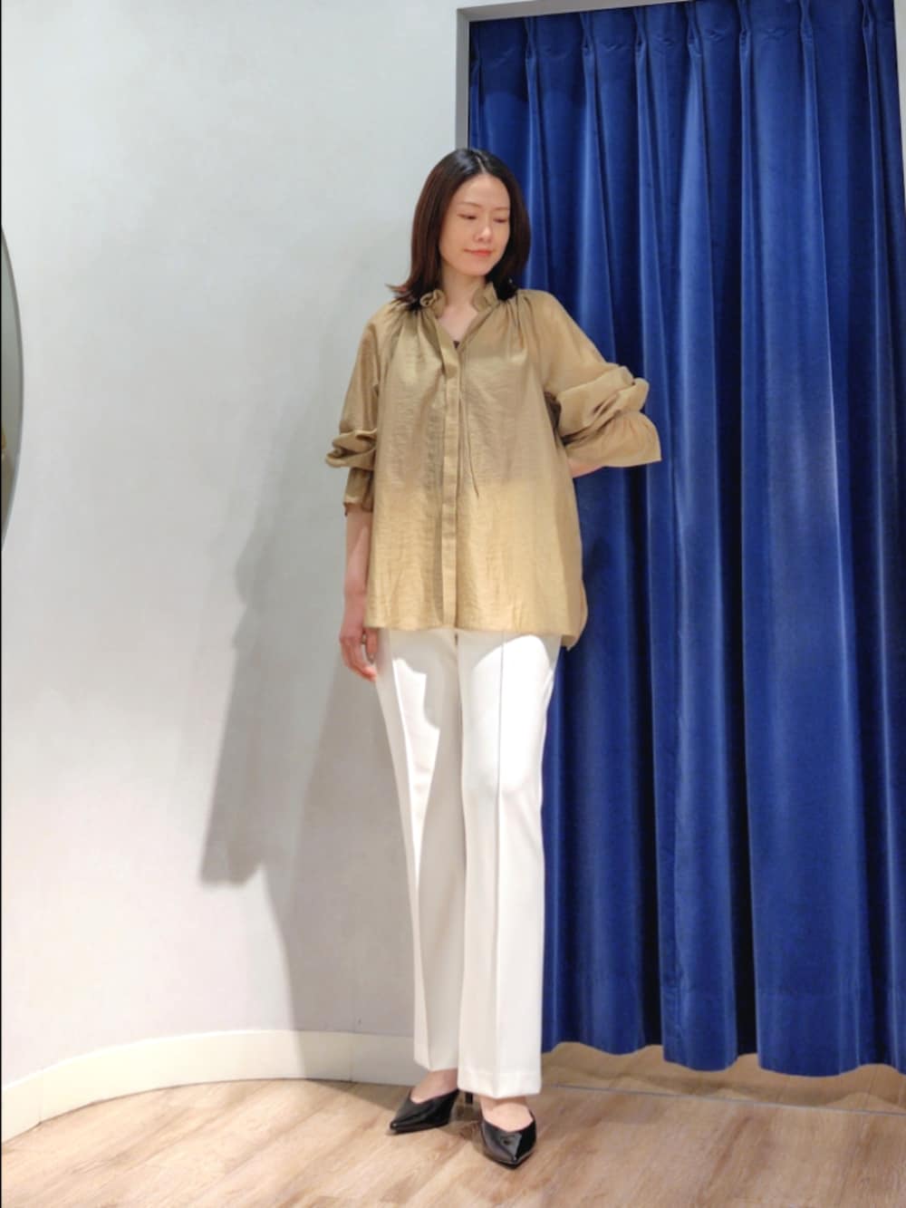 ベージュ系のテーラードジャケット、イエロー系のシャツ/ブラウス、ホワイト系のその他パンツを着用したレディースの春コーディネートの6枚目の写真