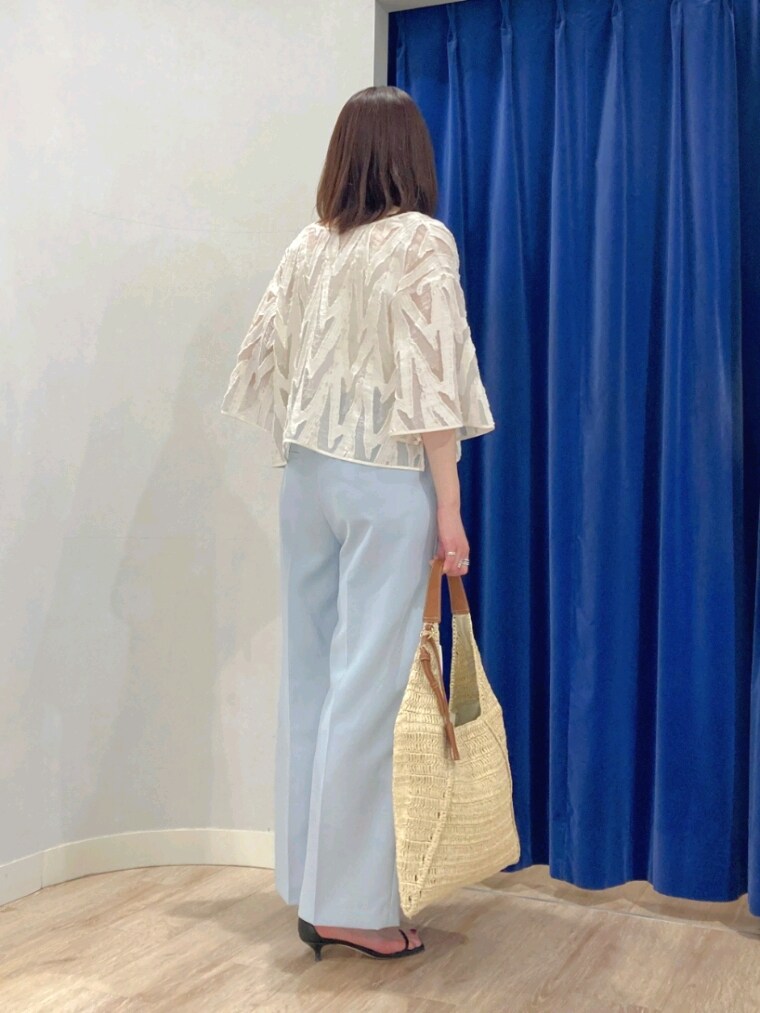 ブルー系のその他パンツ、ホワイト系のシャツ/ブラウス、ベージュ系のショルダーバッグを着用したレディースの春コーディネートの5枚目の写真