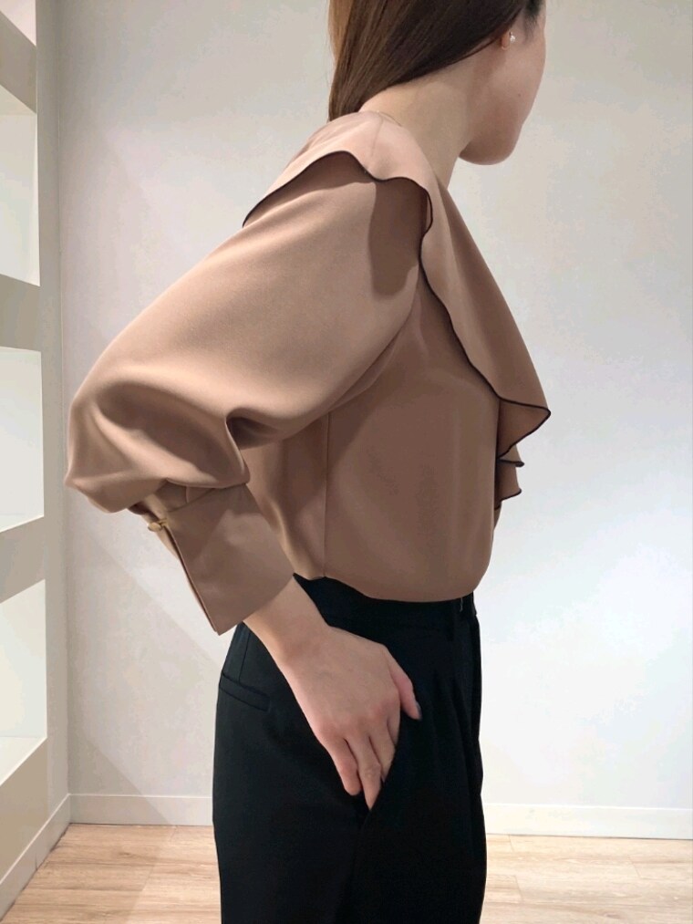 ブラウン系のテーラードジャケット、ブラック系のその他パンツ、ベージュ系のショルダーバッグを着用したレディースの秋コーディネートの9枚目の写真