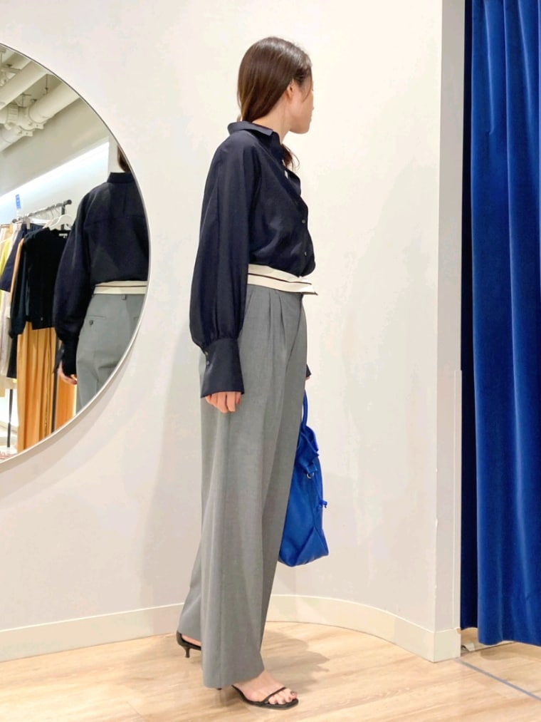 ブルー系のシャツ/ブラウス、ホワイト系のタンクトップ、ブルー系のショルダーバッグを着用したレディースの夏コーディネートの4枚目の写真