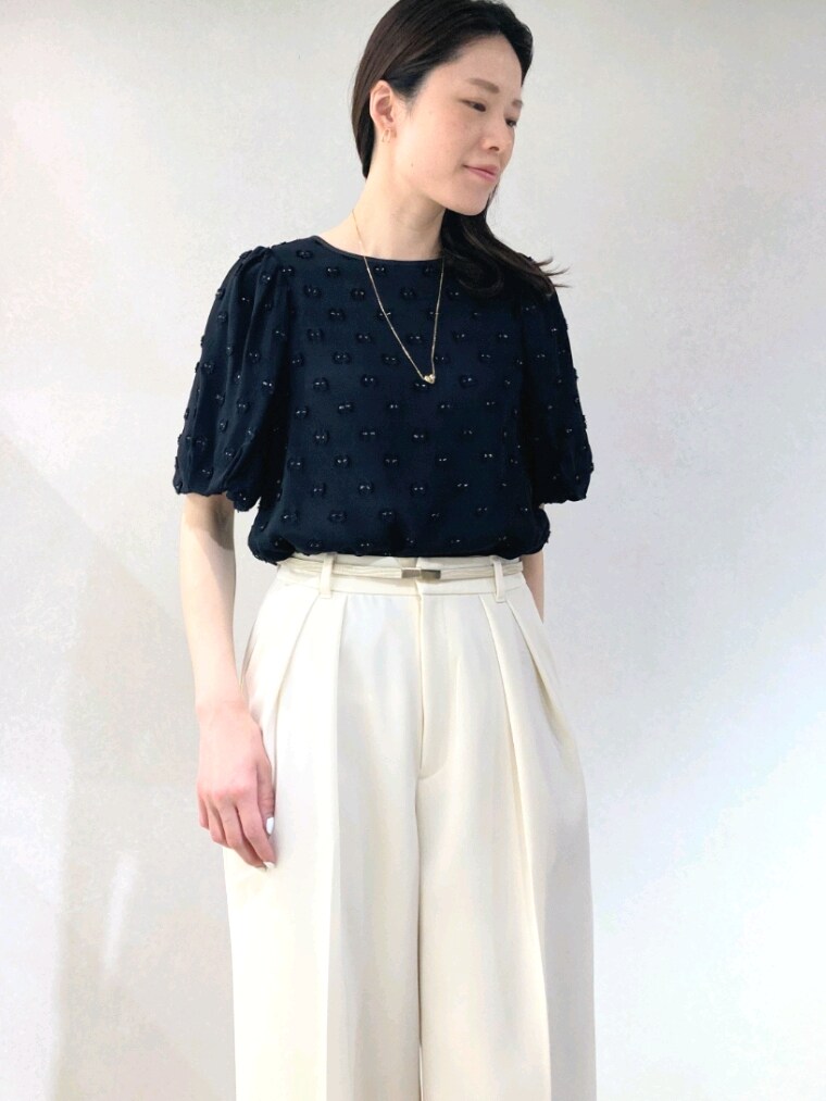 ホワイト系のその他パンツ、ベージュ系のバッグ、ブラック系のシャツ/ブラウスを着用したレディースの春コーディネートの6枚目の写真