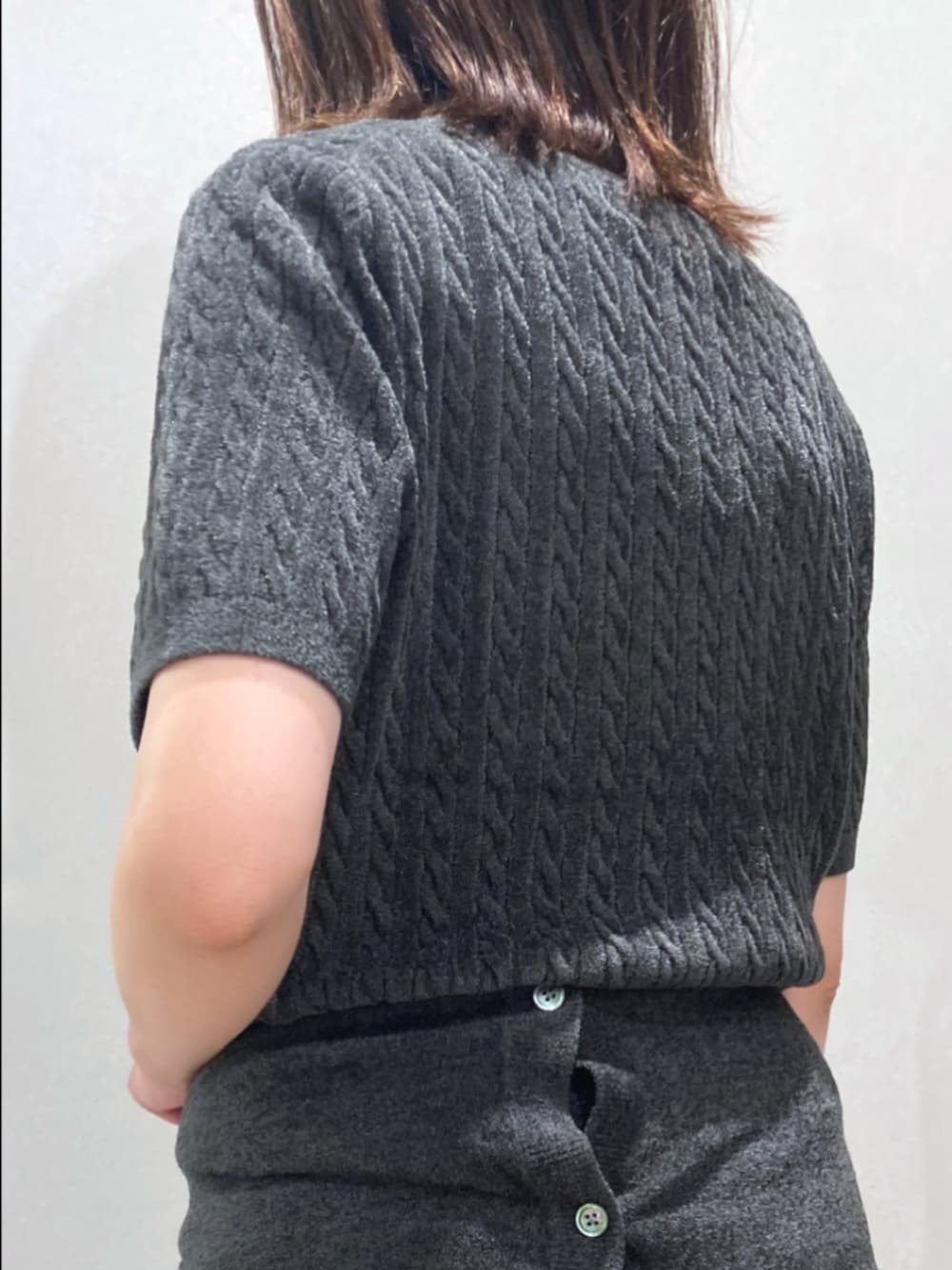 グレー系のニット/セーター、グレー系のカーディガン/ボレロ、グレー系のパンツを着用したレディースの秋コーディネートの7枚目の写真