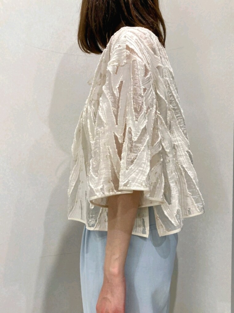 ブルー系のその他パンツ、ホワイト系のシャツ/ブラウス、ベージュ系のショルダーバッグを着用したレディースの春コーディネートの9枚目の写真