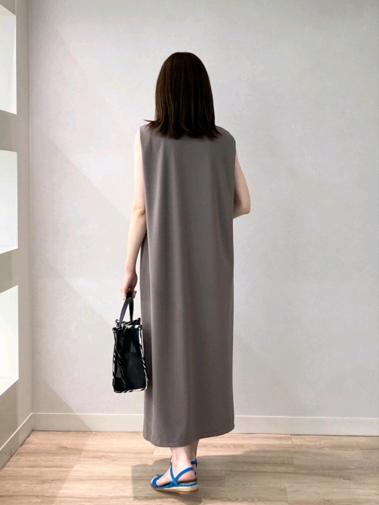 グリーン系のワンピース、ブラック系のトートバッグ、ブルー系のサンダルを着用したレディースの夏コーディネートの5枚目の写真